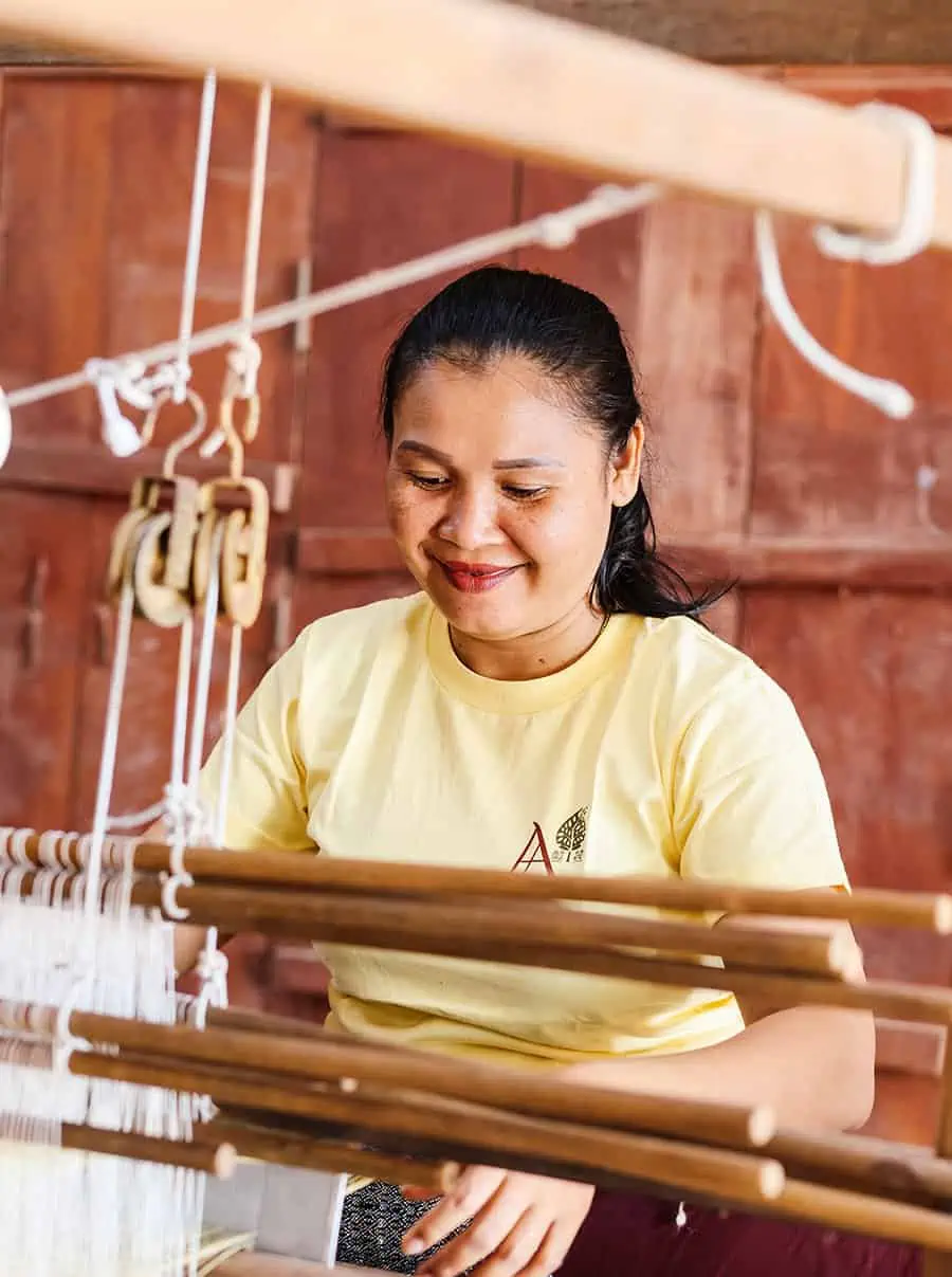Artisans Angkor Silk Weaver